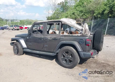 2020 Jeep Wrangler Unlimited Sahara Altitude 4X4 z USA, uszkodzony, nr VIN 1C4HJXEN3LW105453